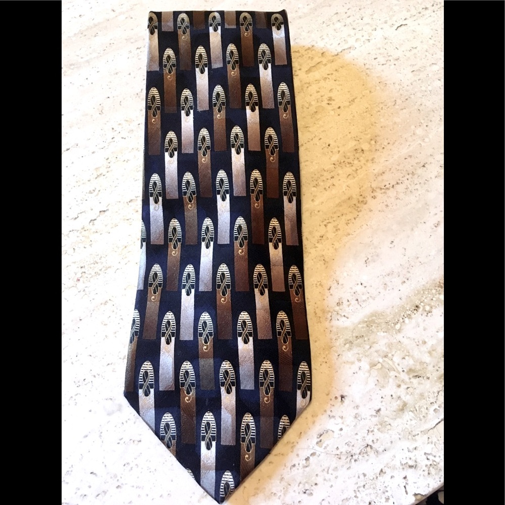 Like New! 100% Silk tie. Beautiful pattern.